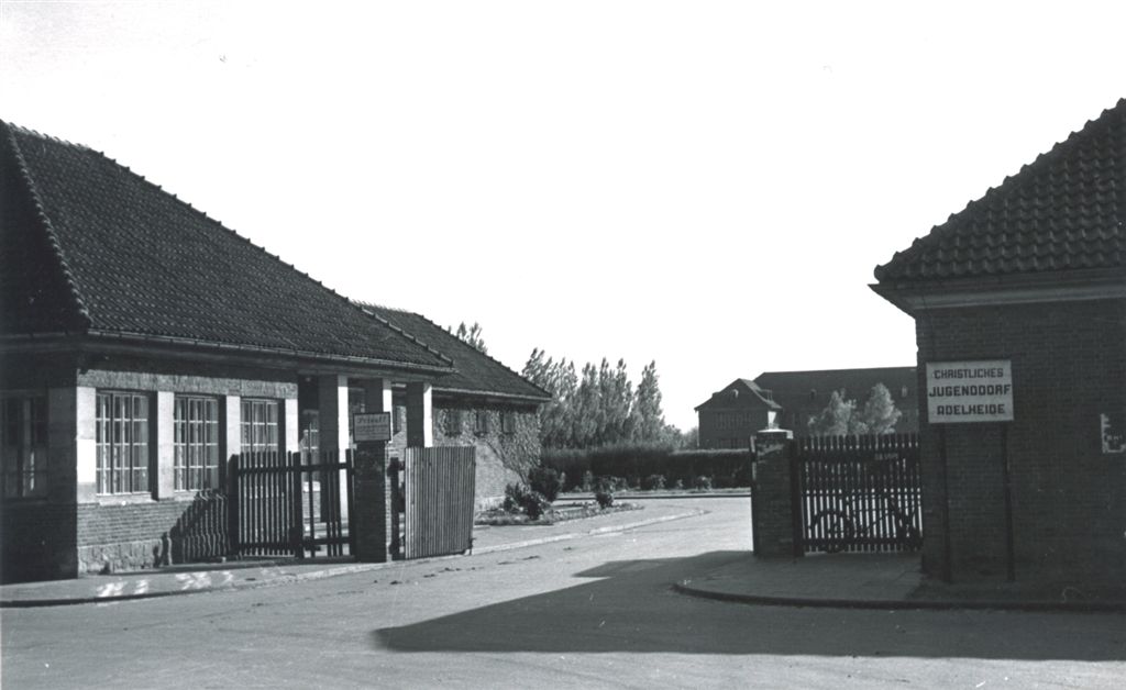 Das Eingangstor zum Jugenddorf Adelheide 1950 (Heute Hauptwache der Feldwebel-Lilienthal-Kaserne)